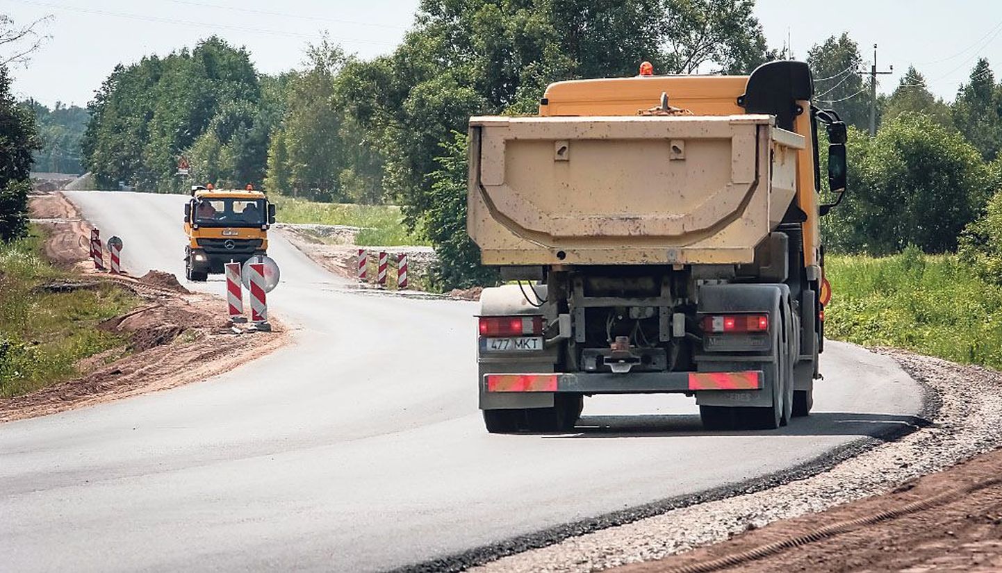 Papsaare-Nurme 7,7 kilomeetri pikkusele teelõigule on jäänud panna veel üks kattekiht, teha korda teepeenrad, rajada bussiootetaskud. Peatöövõtja on AS TREF Nord.