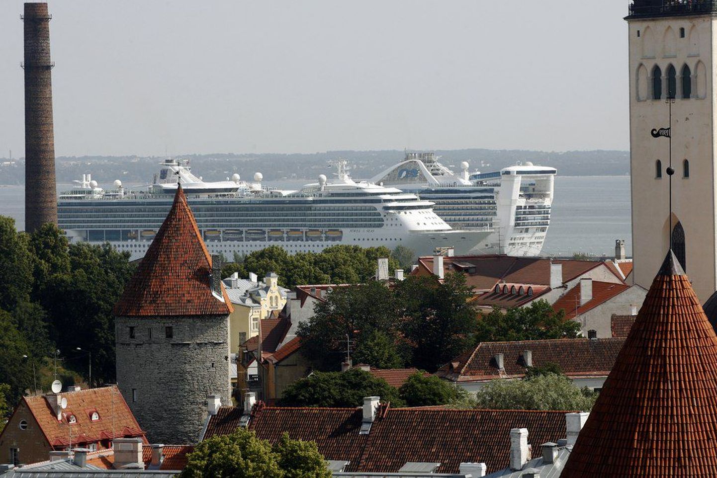 Tallinna vanalinn kruiisilaeva taustal.
