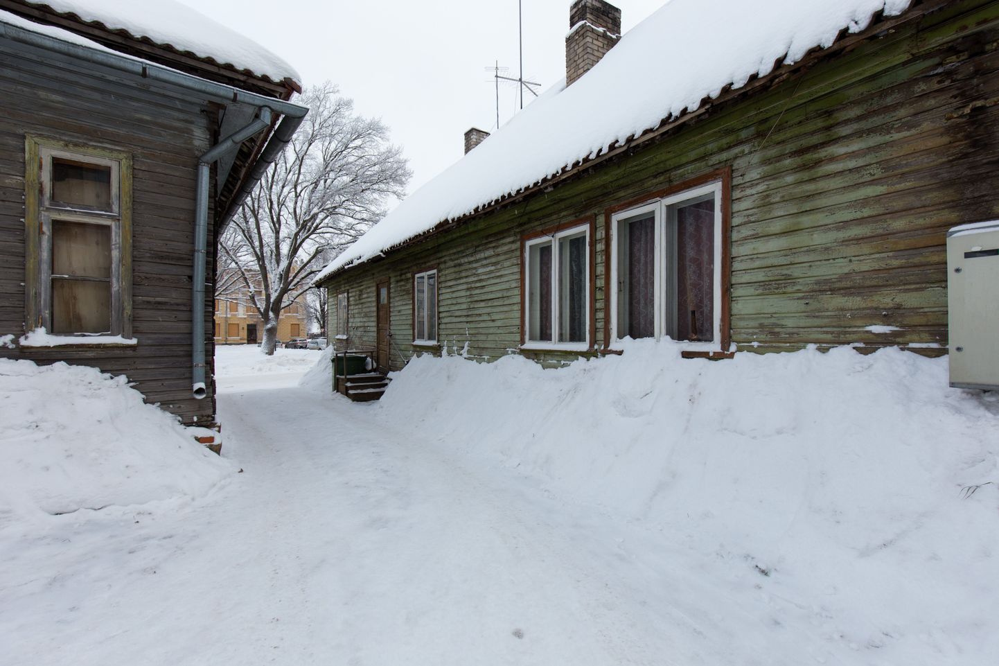 Seina äärde kuhjatud lumi hoiab maja soojemana.