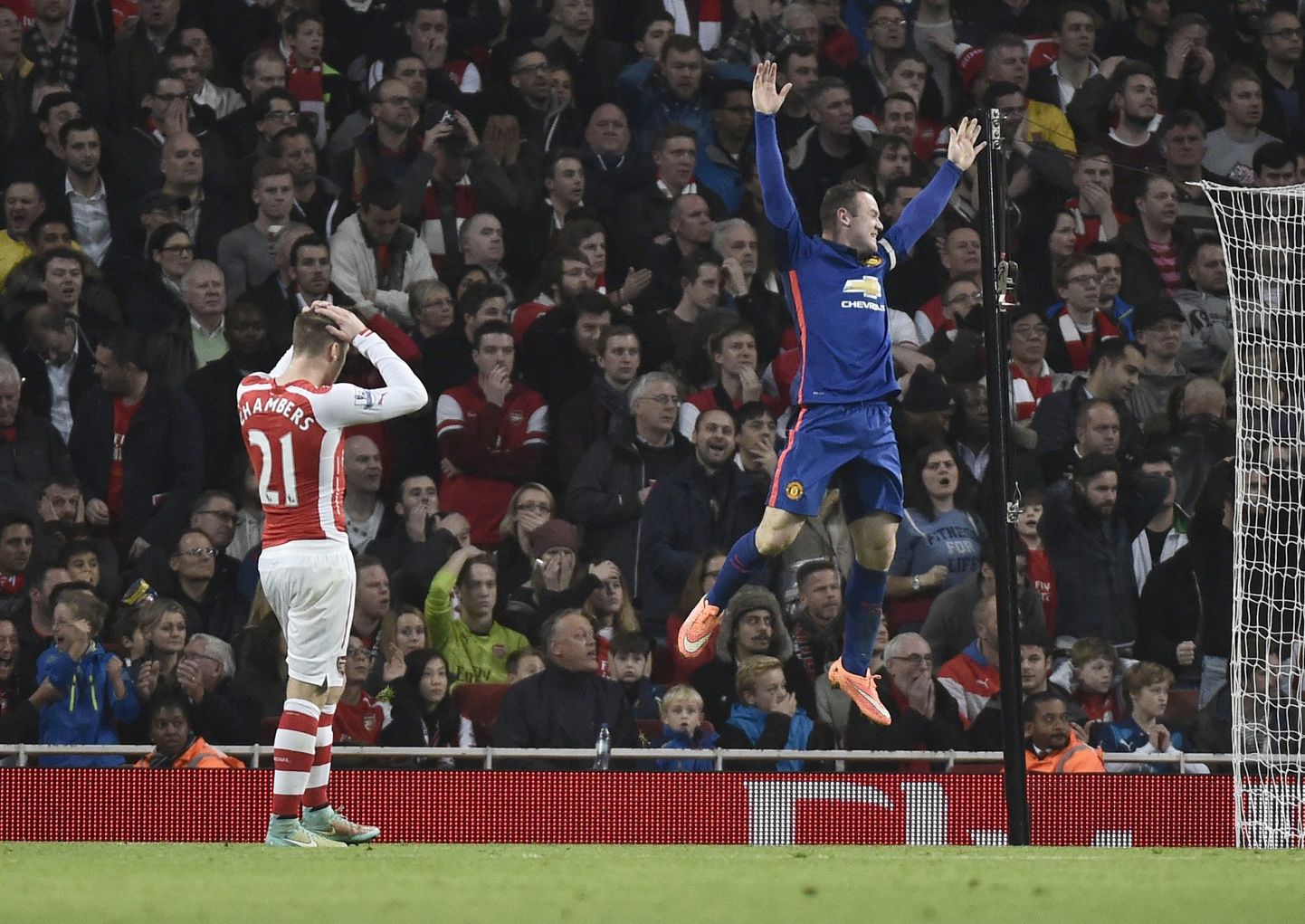 Manchester Unitedi ründaja Wayne Rooney (paremal) rõõmustab värava üle, Arsenali kaitsja Calum Chambers on ahastuses.