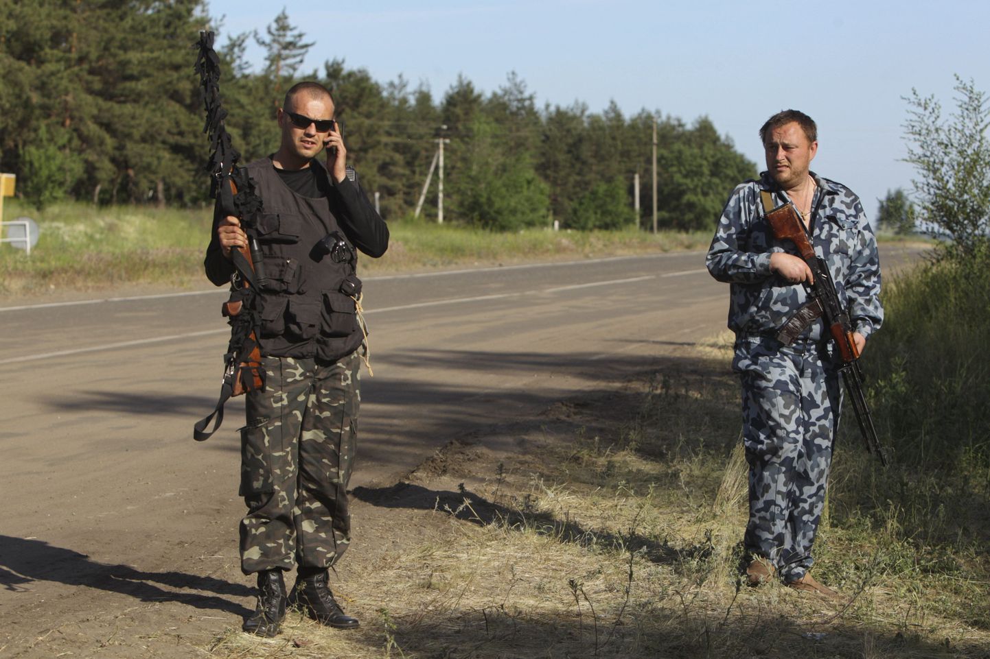 Venemeelsed separatistid oma kontrollpunktis Luganskis.