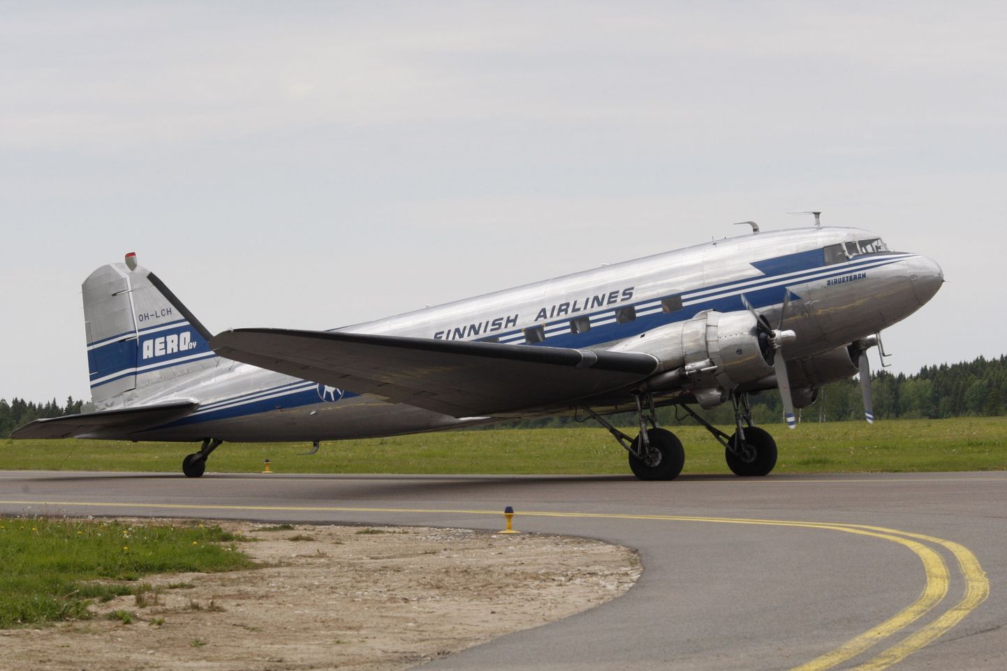 Laupäeva pärastlõunal maandub Pärnu lennujaamas retroreisilennuk DC-3, mis stardib Helsingi Malmi lennujaamast. Foto on illustreeriv.