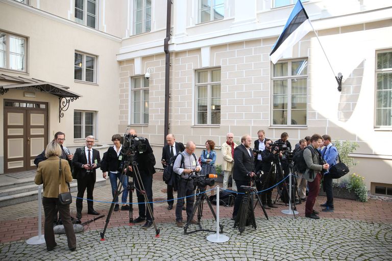 Meediakanalid Stenbocki majas Angela Merkelit ootamas. Foto: Sander Ilvest.