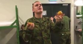Что творят! Видео солдат из эстонской армии бьет рекорды просмотров