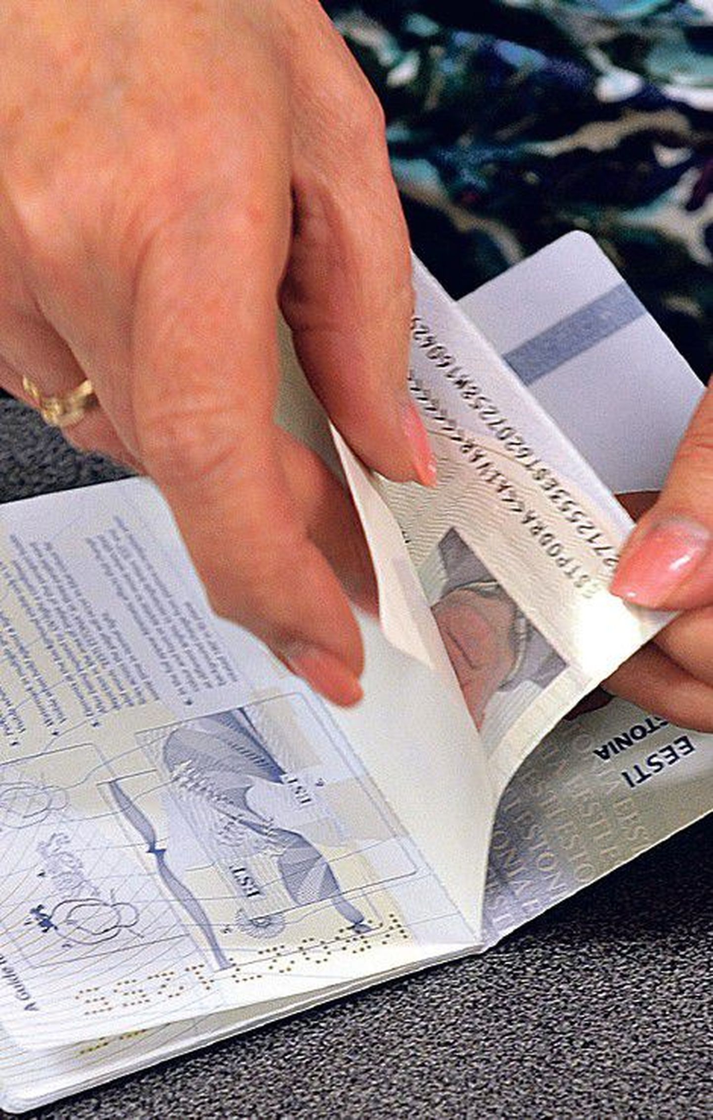 Лица с неопределенным гражданством не отказались бы от гражданства Эстонской Республики, но по разным причинам многим из них приходится довольствоваться «серым паспортом».