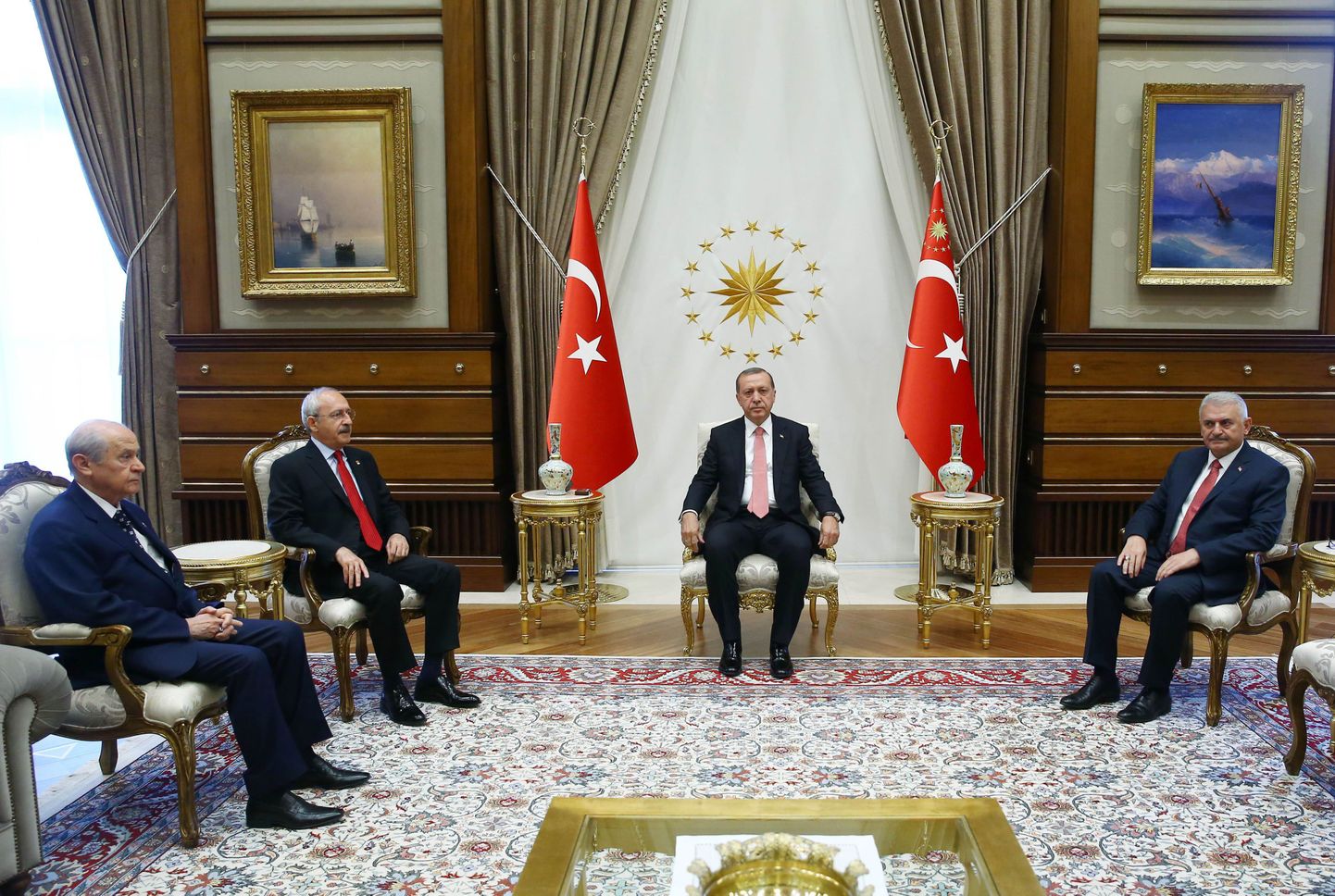 Türgi president Recep Tayyip Erdogan (keskel) kohtumisel peaminister Binali Yildirimi (paremal) ning kahe opositsiooniliidriga.