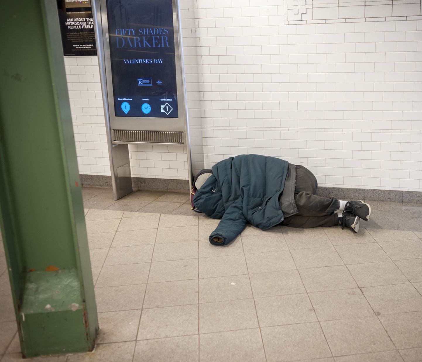 Бездомный в метро в Нью-Йорке. Снимок иллюстративный.