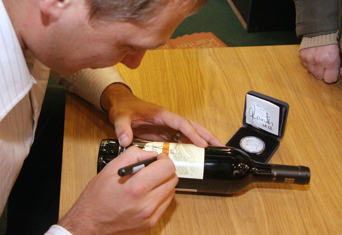 Eripäraseid soove oli mitmeid, Gerd Kanteril tuli oma allkiri jätta ka veinipudelile ja meenemündile.