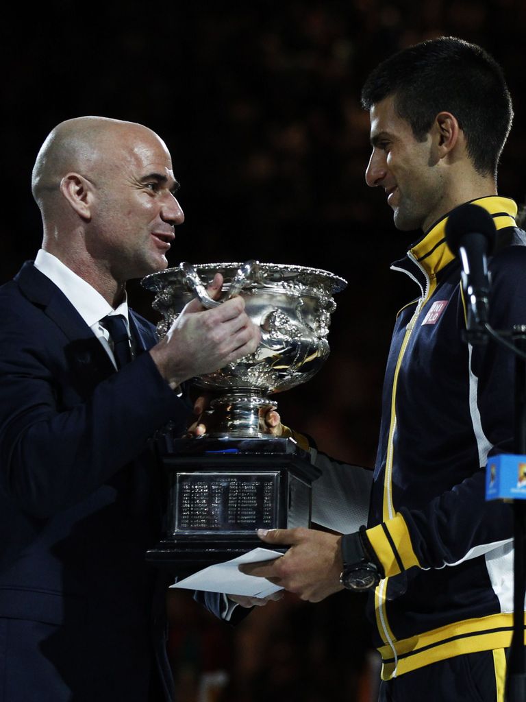 Andre Agassi ulatab 2013. aastal Novak Djokovicile Austraalia lahtiste võitjakarika. FOTO:   DANIEL MUNOZ/REUTERS/SCANPIX