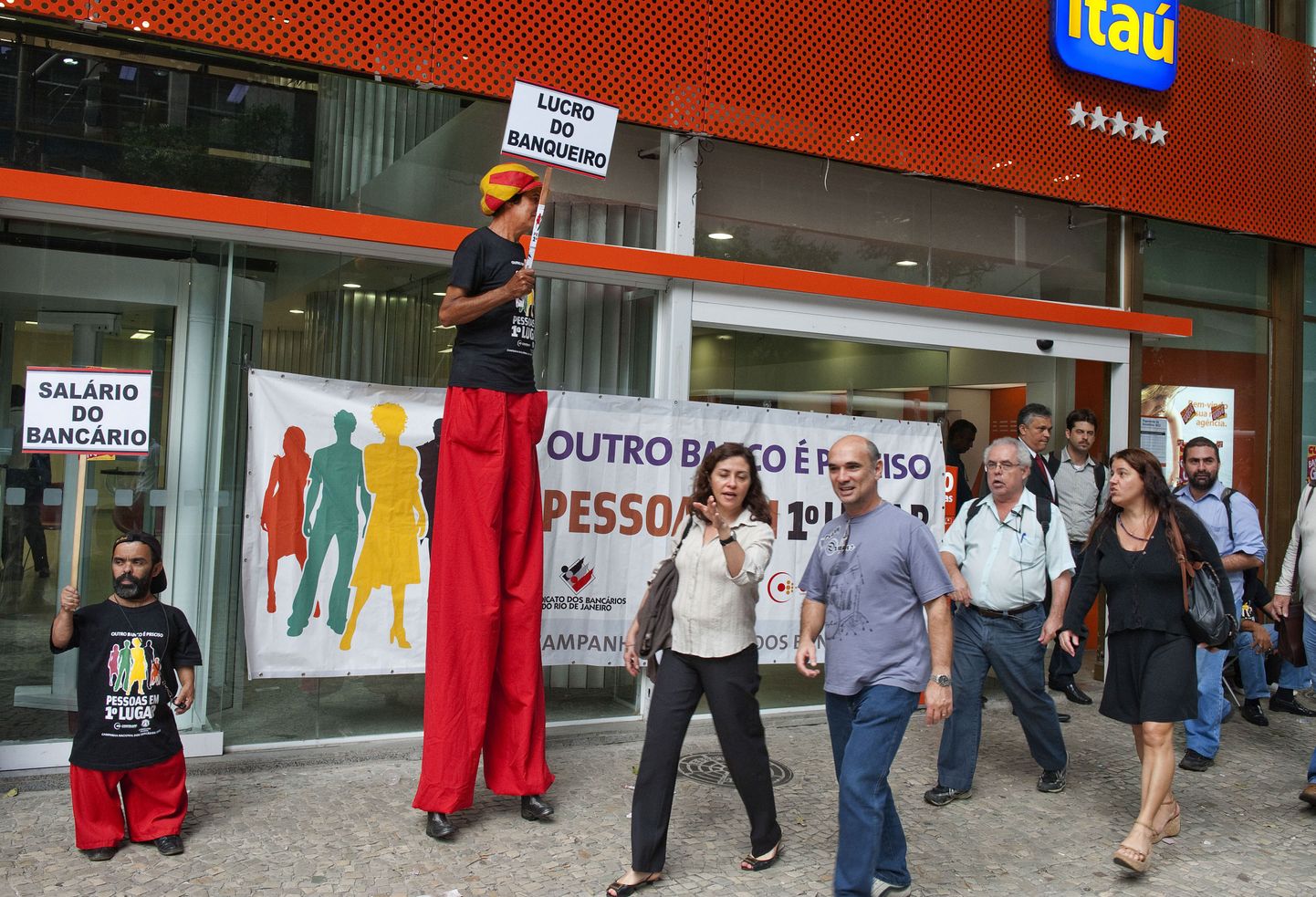 Septembris nõudsid pangatöötajad Rio de Janeiros endale kõrgemaid palku.