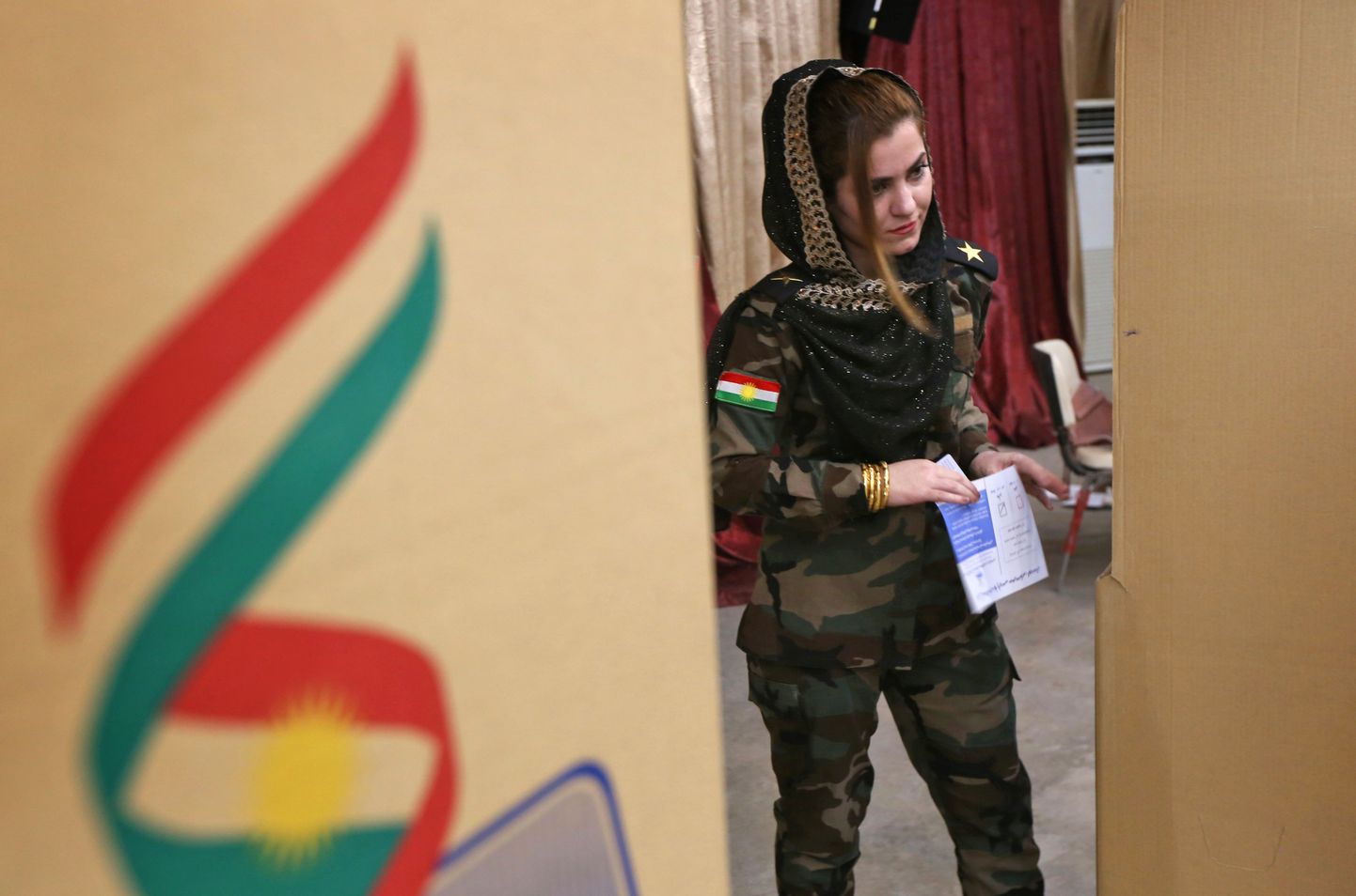 Iraagi Kurdistani Pešmerga võitleja valimisjaoskonnas.