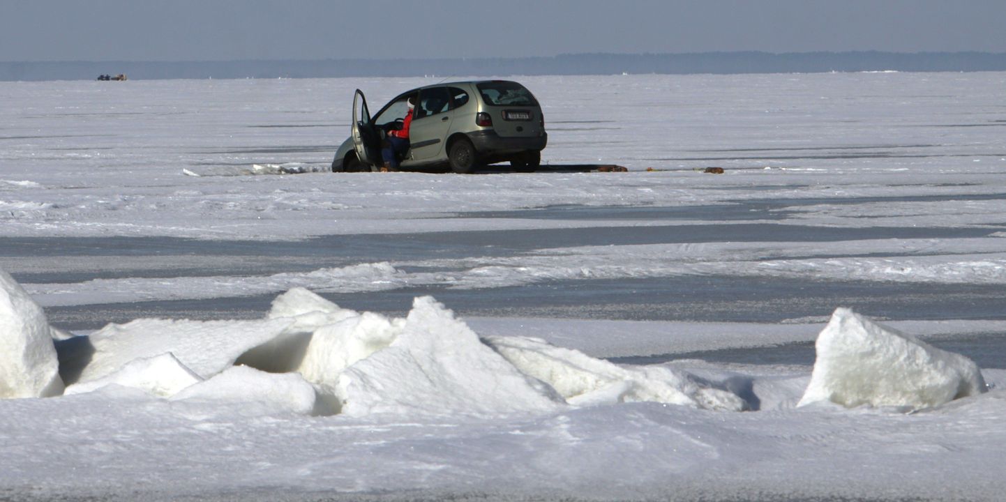 Jäälahvandusse sõitnud auto. Foto on illustreeriv.