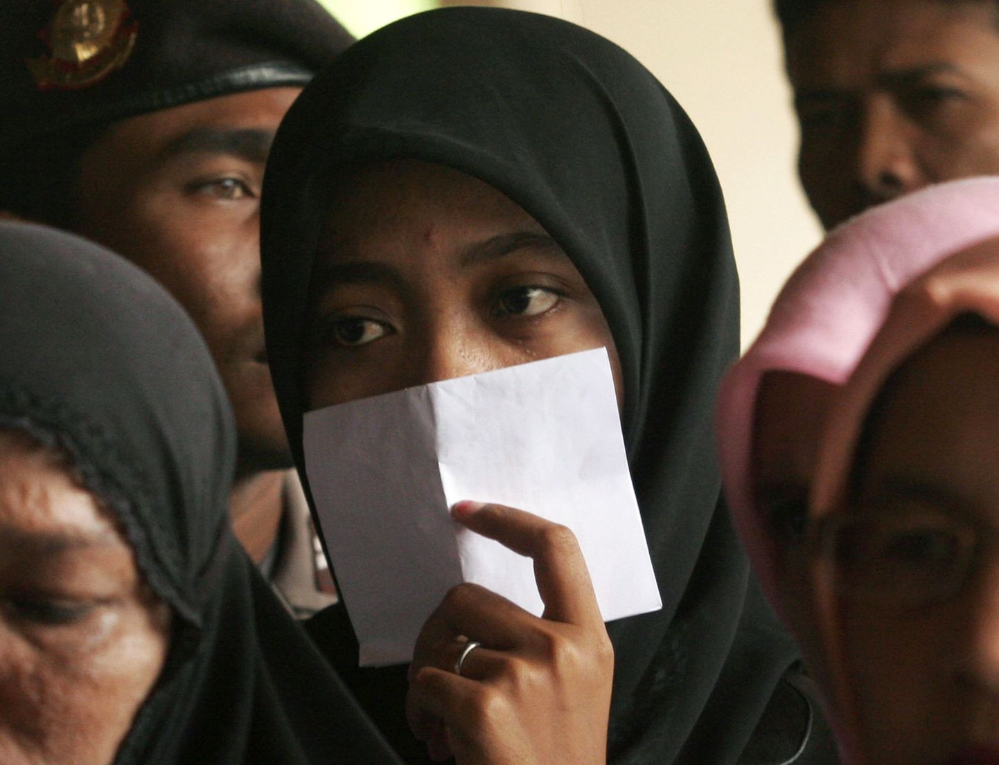 Indoneesias Acehis saab abielurikkumise eest surmanuhtluse. Fotol kohalikud inimõiguste eest võitlejad uue seaduse tutvustamist kuulamas