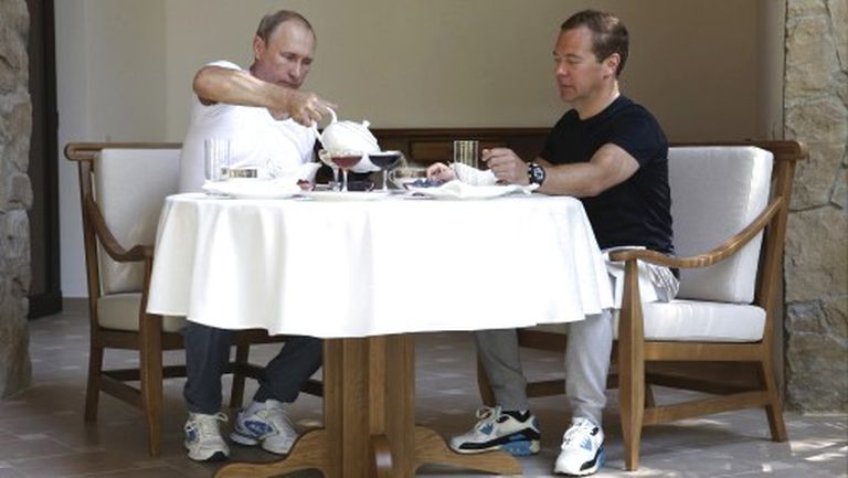Владимир Путин и Дмитрий Медведев после занятий в спортивном зале 