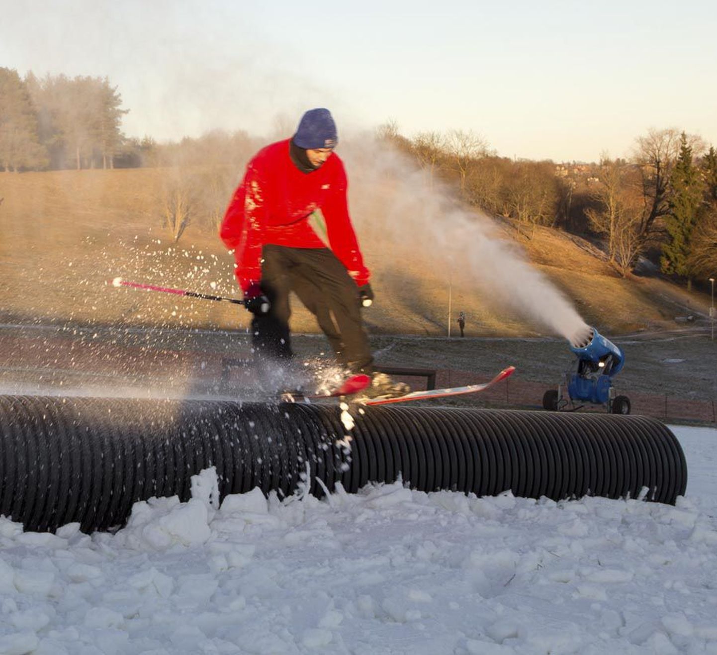 Kuigi kahurid puistasid lund alles teist päeva, olid esimesed trikisuusatajad eile juba kohal. Fotol on Timo Jeeger.