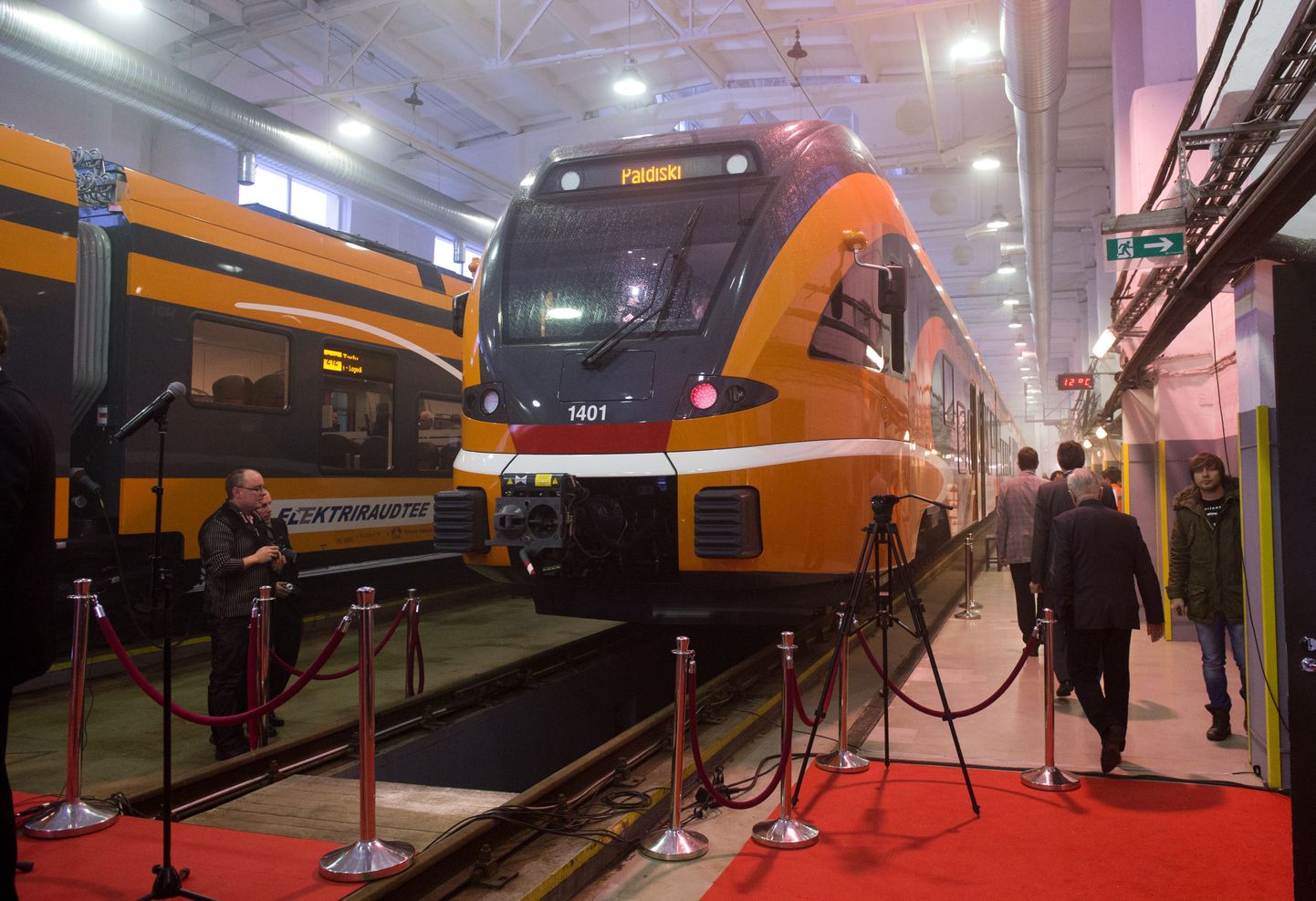 Elektriraudtee uute rongide esitlus. 2014. aastal sõidavad kõikidel diiselrongiliinidel sellised rongid.
