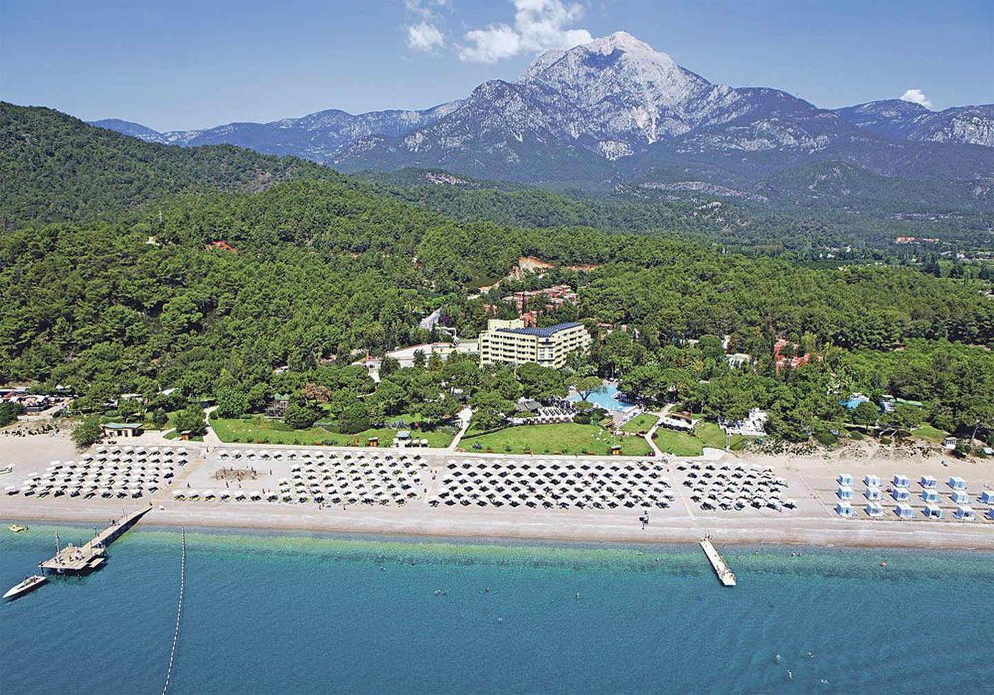 По информации, представленной на сайте GoAdventure, из номеров гостиницы Eup­horia Tekirova «открывается великолепный вид на море и Торосские горы».