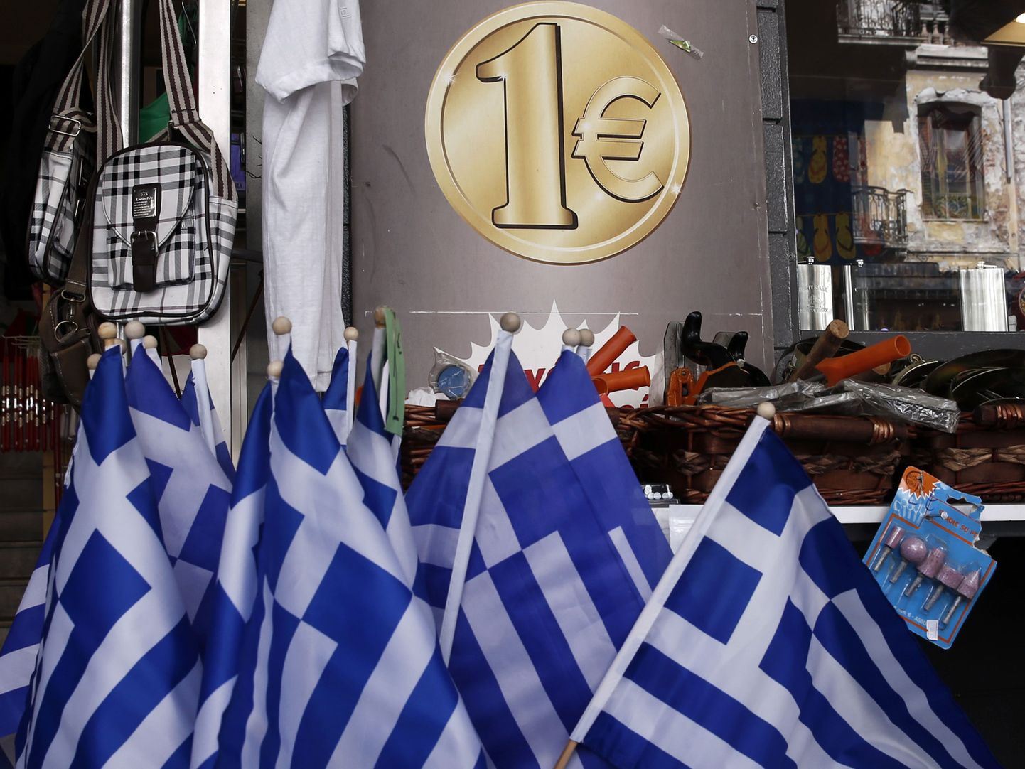 Kreeka lipud Ateenas odavate kaupade poes.