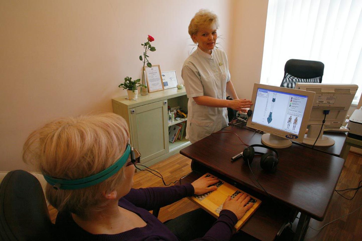 Terapeut paneb uuritavale pähe anduritega kõrvaklapid, käed asetatakse elektroodidele ning seejärel on kogu uuringuprotsess arvutiekraanil nähtav.