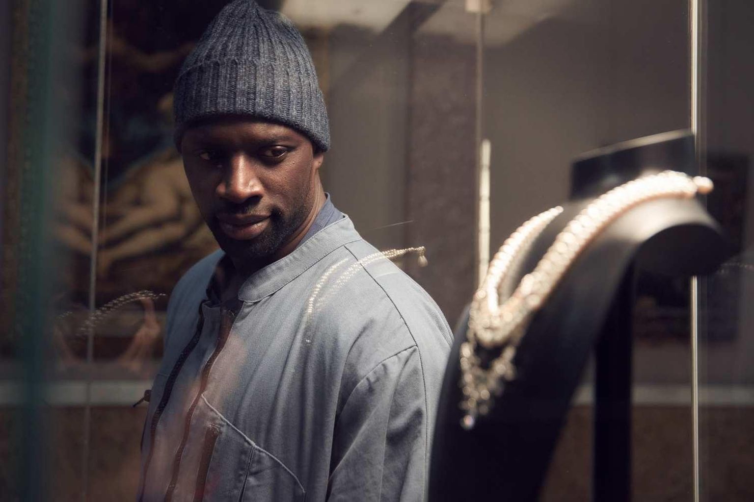 Omar Sy kehastatud meistervaras Lupin vaatab saatuslikku kaelakeed, mille ta ka kohe ära varastab.