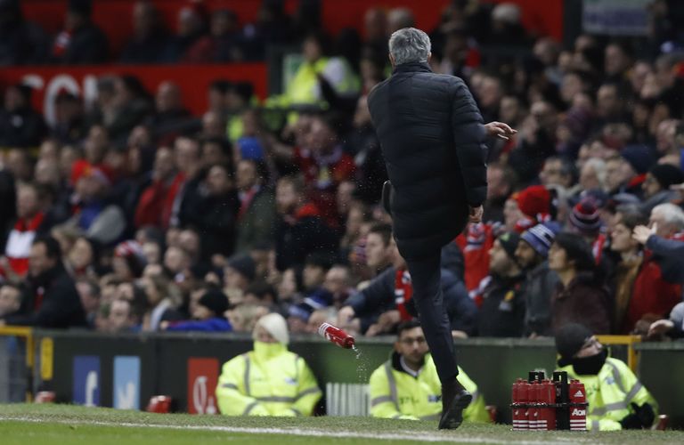 Jose Mourinho lööb veepudelit - see on tema sõnul ainus kord, kui ta Manchester Unitedi peatreenerina kaine mõistuse on kaotanud.