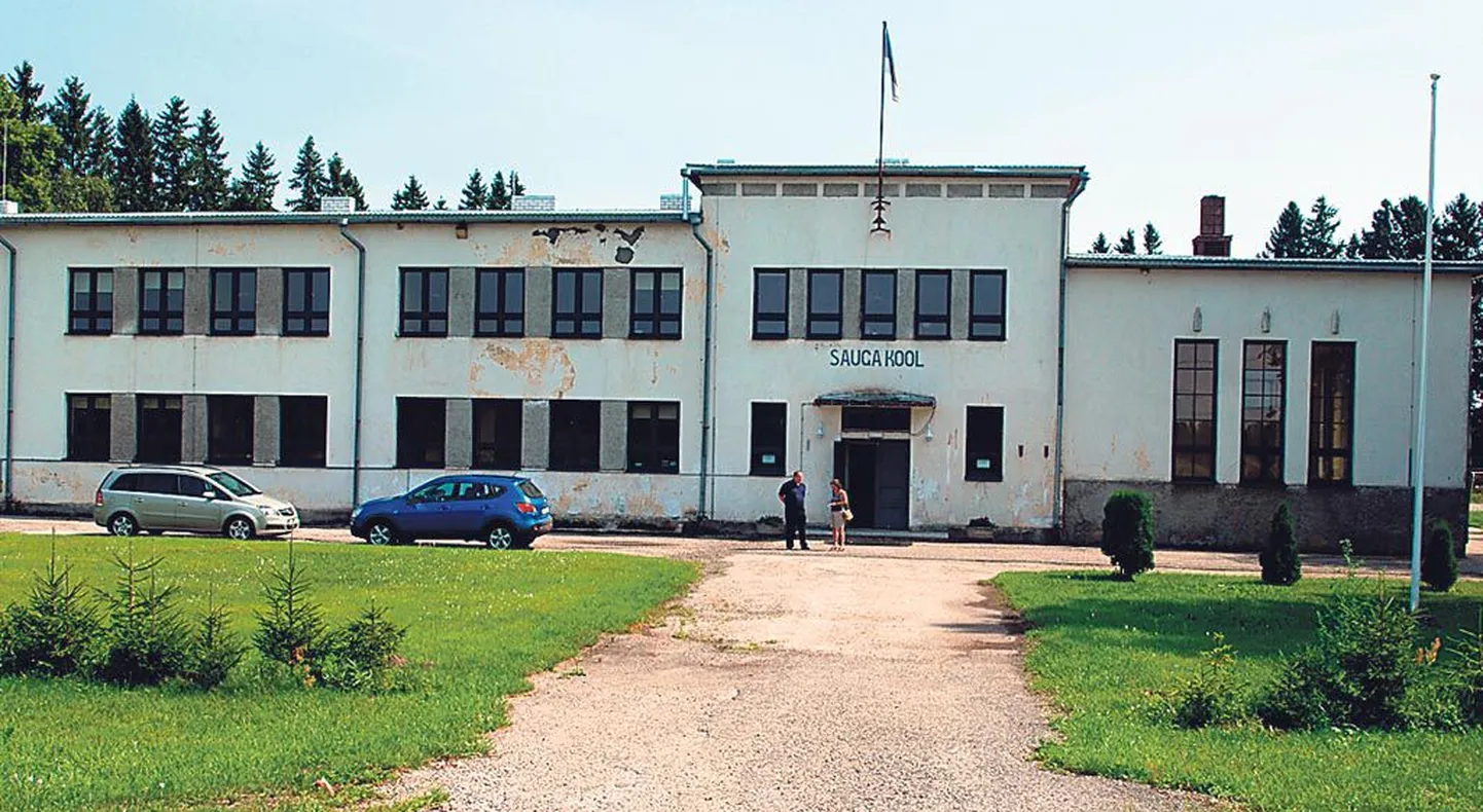 1930ndatel talurahva rahaga ehitatud Sauga koolimaja on väljast tagasihoidlik, seest aga värskelt uuendatud, puhas ja särav.