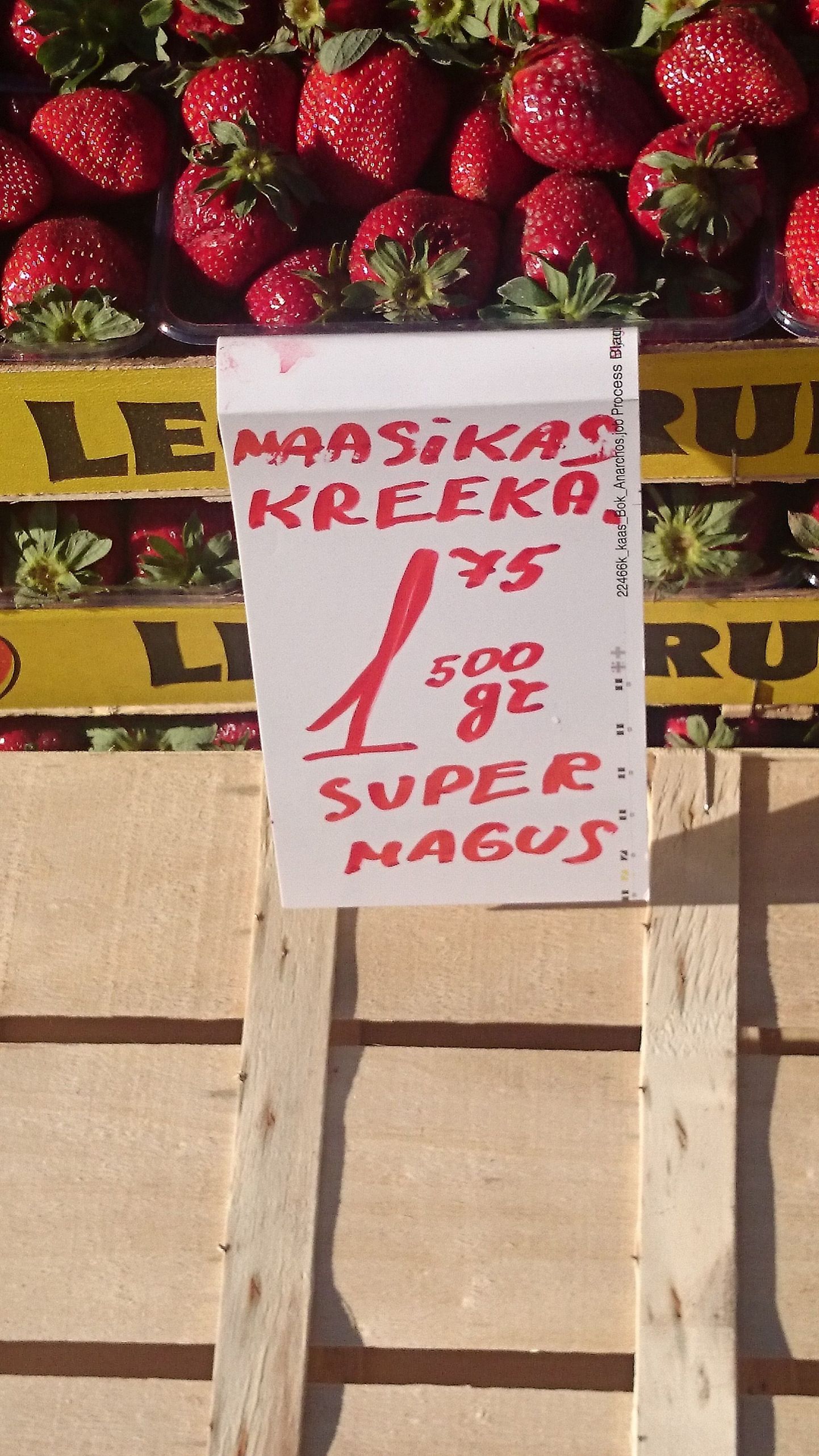 Kreeka maasikad ei ole veel nii odavad, vaid sildile on märgitud 500 grammi hind.