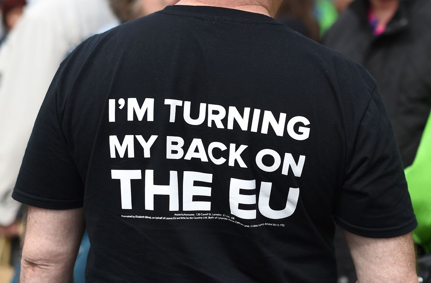Brexiti pooldaja Birmingham, seljal kiri: pööran Euroopale selja.