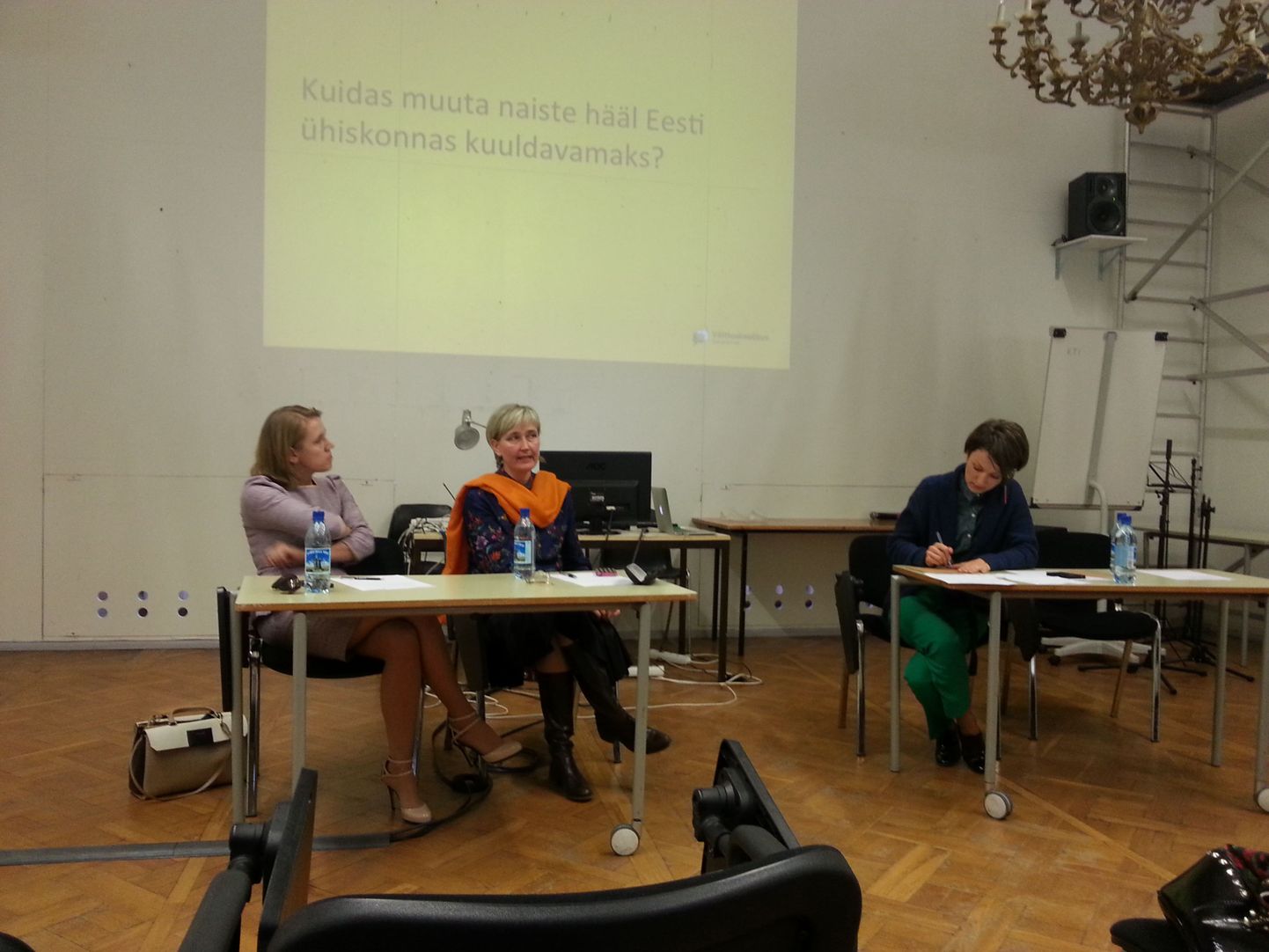 Arutelu Rüütelkonna hoones: Olga Sõtnik, Marianne Mikko ja Yoko Alender
