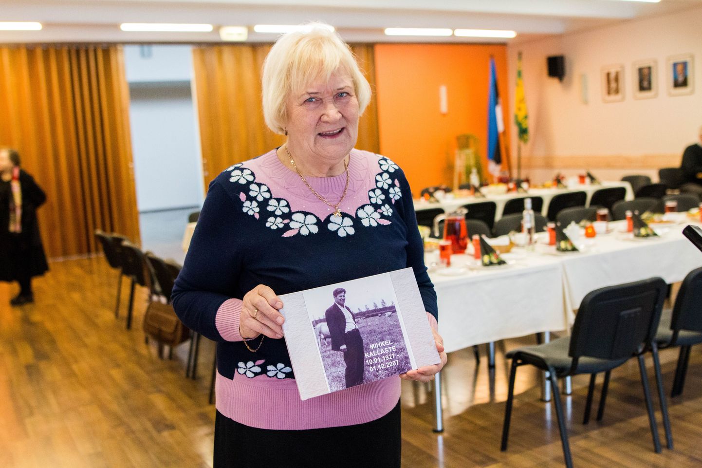 Mihkel Kallaste lesk Laine Kallaste esitles mälestusalbumit.