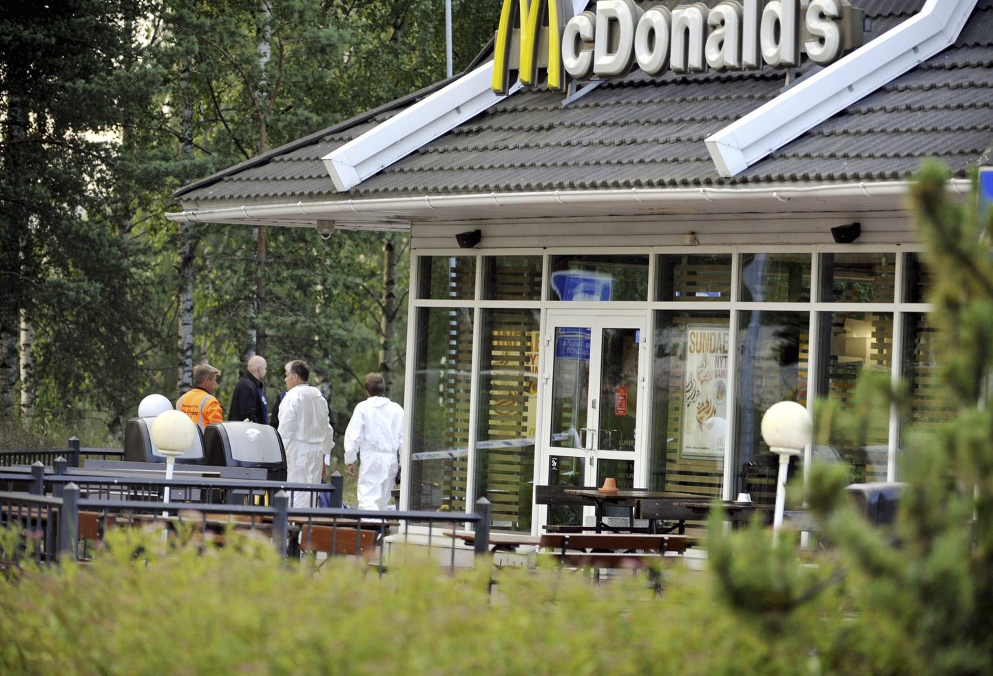 Politseieksperdid Porvoos McDonald'si juures, kus mõrvar lasi mullu suvel maha kolm meest.