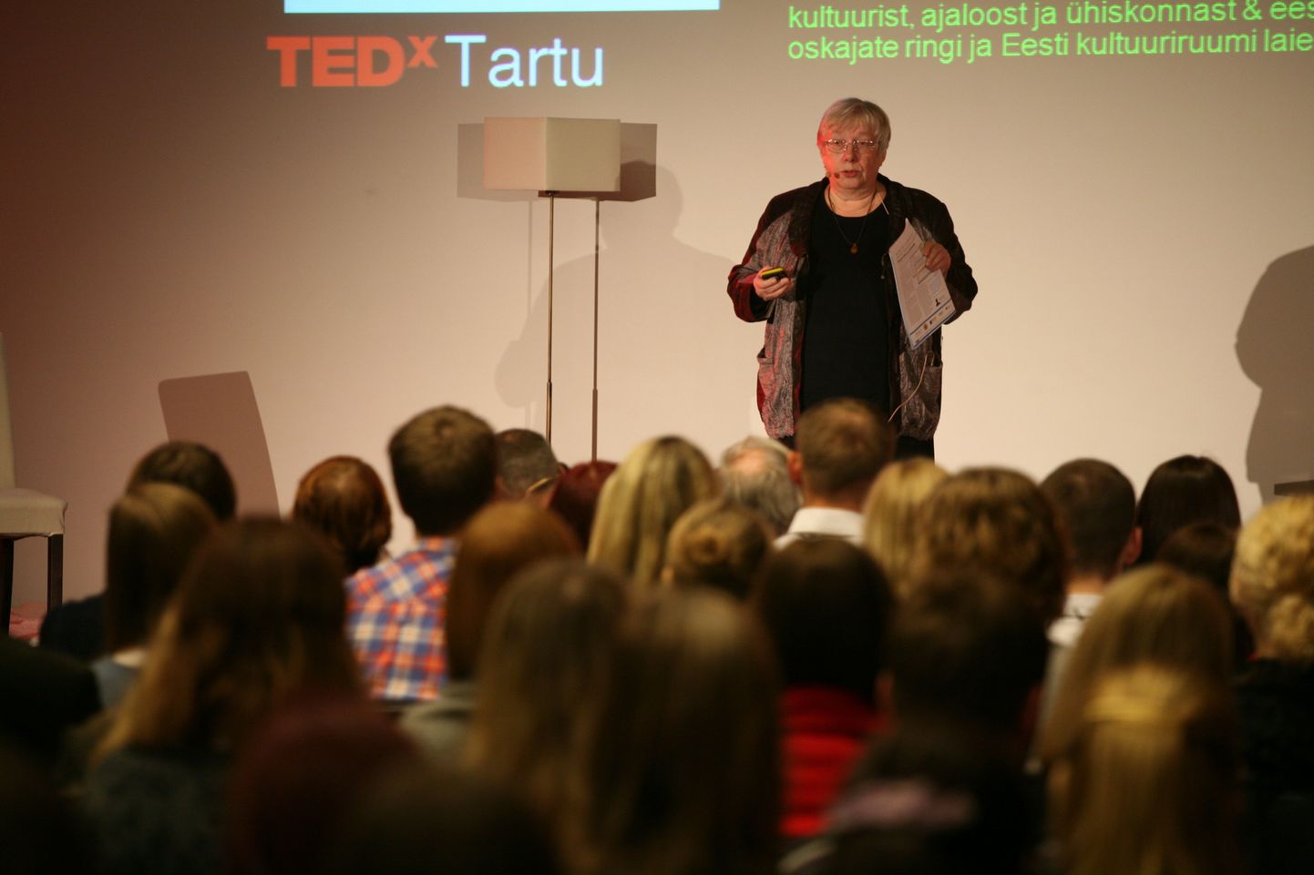 Marju Lauristin TEDxTartu üritusel esinemas.