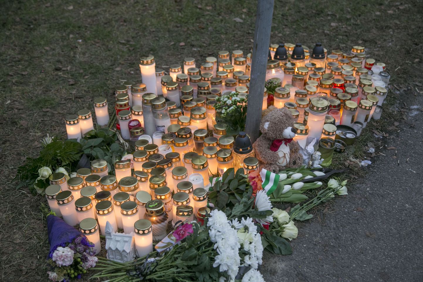 Küünlad ja lilled sündmuskohas mälestamaks traagiliselt hukkunud 13-aastast poissi.