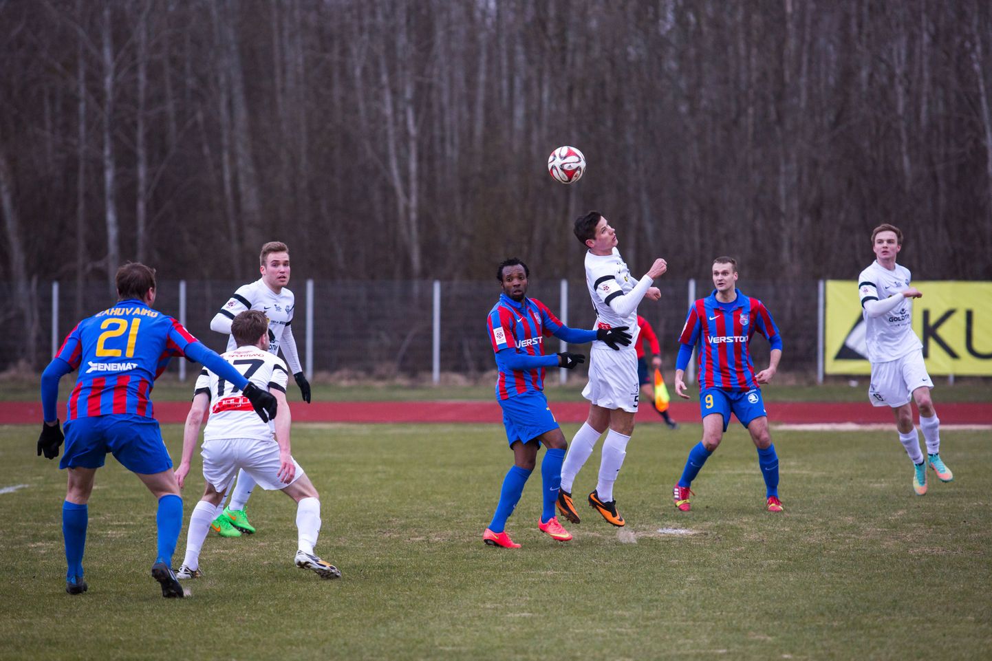 Tammeka jalgpallimeeskond (valges) ja Paide linnameeskond võitlesid palli pärast südikalt.