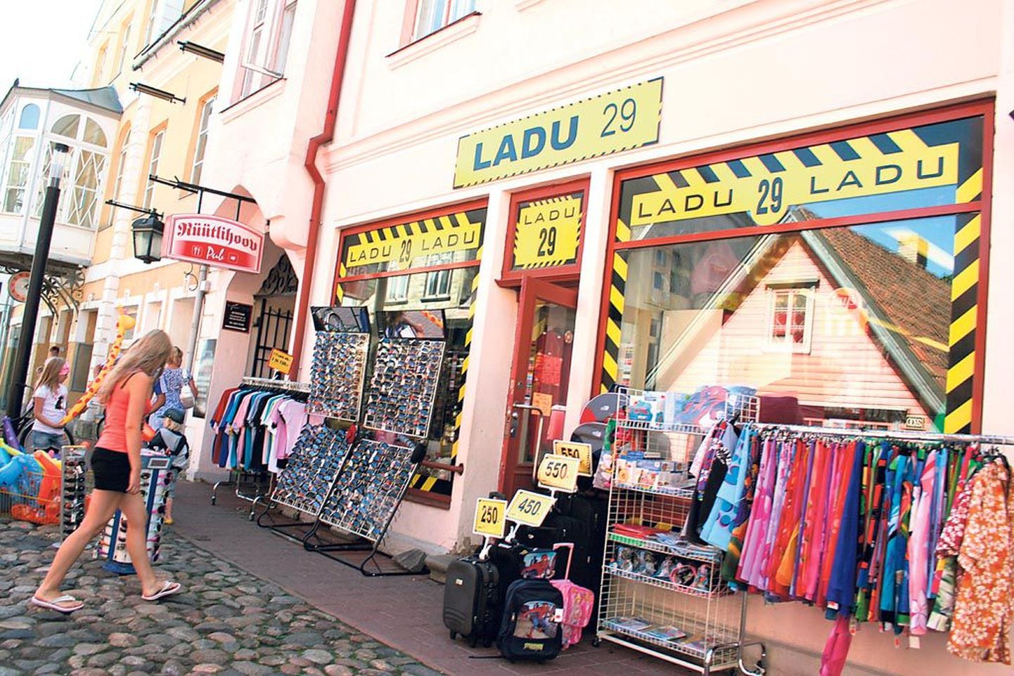 Suvekaubandus Pärnu moodi. Rüütli tänaval asub ladu, kaup on uulitsale tõstetud.