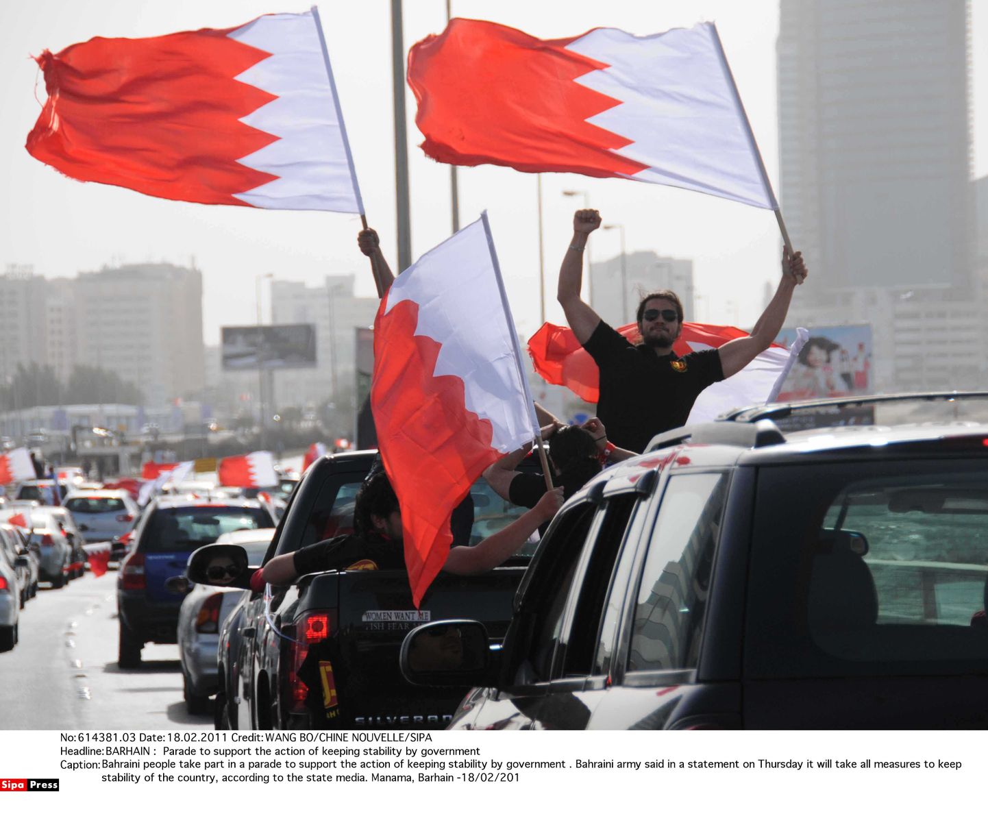 Bahreini elanikud riigilippudega.