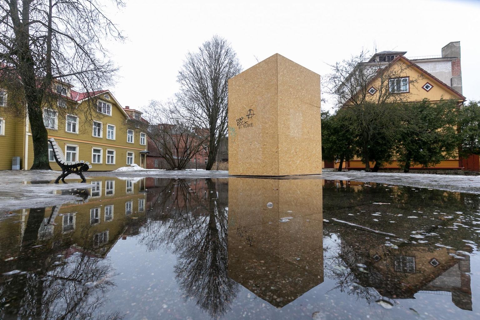 Laulja Jaak Joala mälestussammas ootab oma saatust kastis.