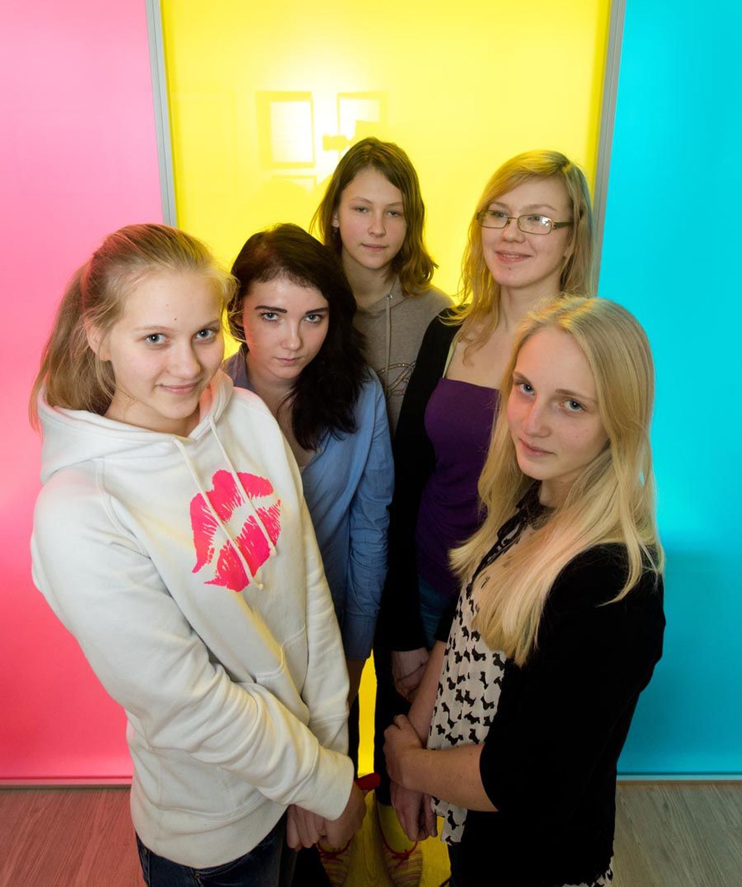Tervislik toitumine on Saue gümnaasiumi 8. klassi tüdrukute Getter Mizeri (vasakult), Andra Patricia Vaarma, Liis-Marleen Verilaskja, Loora Lumilaidi ja Helen Urva meelest päevakajaline teema.