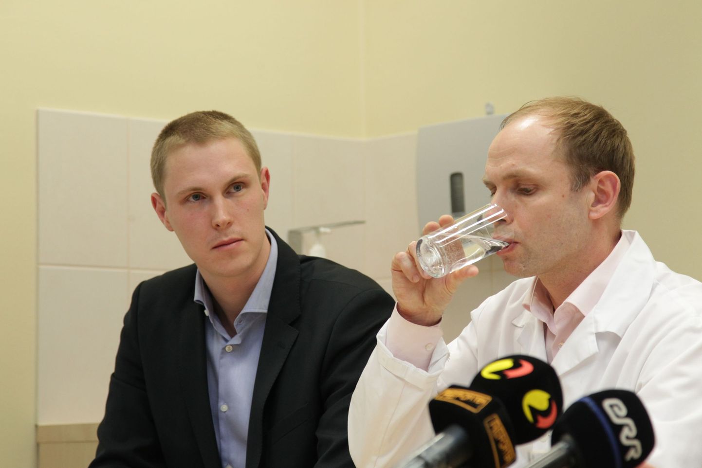 Раймонд Кальюлайд на пресс-конференции в Клинике Тартуского университета, когда общественности сообщили, что Эдгару Сависаару пришлось ампутировать ногу (2015).