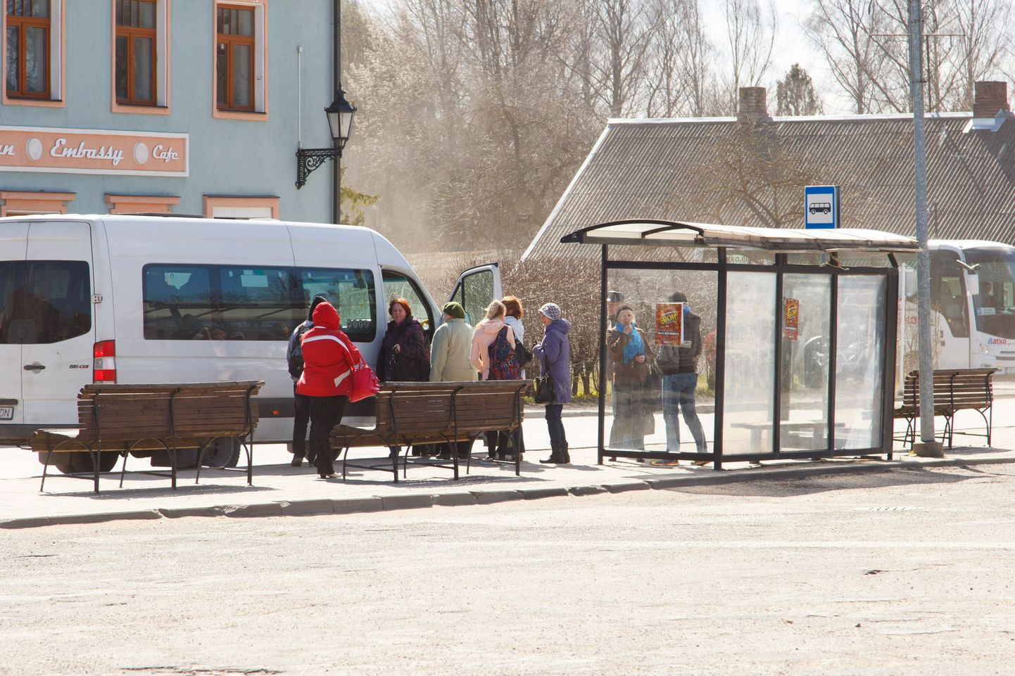 Bussijaama Tõrva keskväljakul Tartu poole liikujatel enam kuigi sageli asja pole.