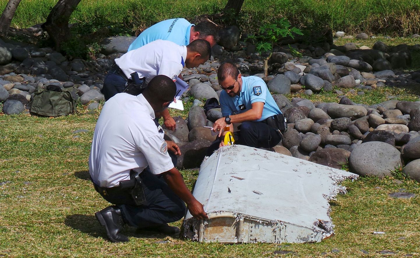 Prantsuse gendarmerie ja politsei esindajad uurivad Reunioni saarel kaldale uhtunud vrakitükki.
