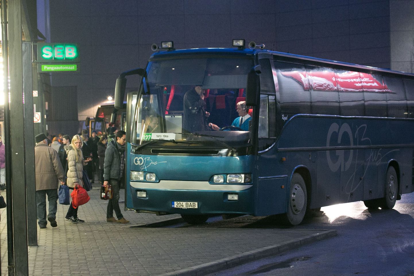 Pühapäeva õhtul Pärnu-Jaagupist Tallinnasse sõitnud bussiliin jättis paaris peatuses reisijad maha.
