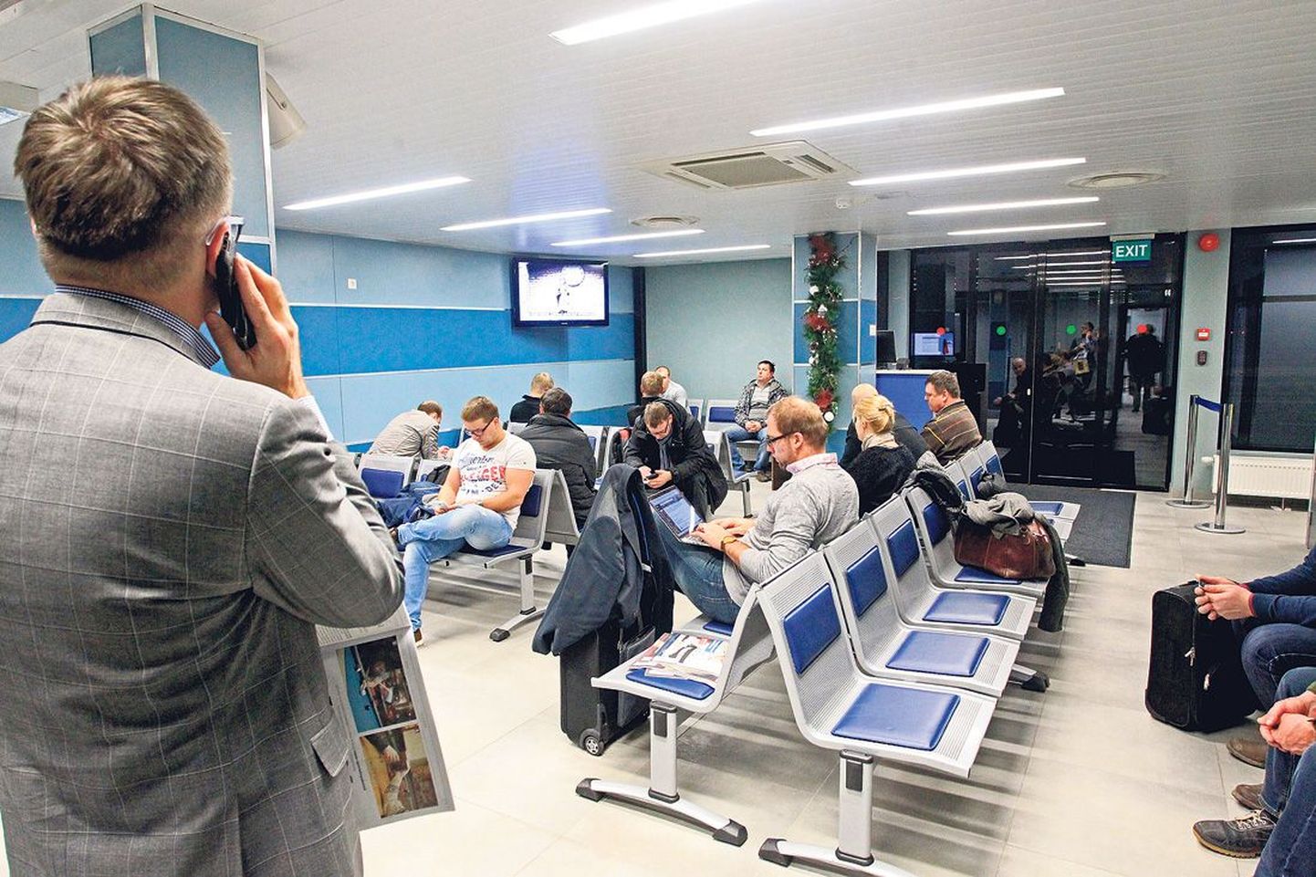Tartu lennujaama ainsa värava ootesaalis on ruumi 53 reisijale, esmaspäeva õhtul leidsid kõik soovijad endale istepaiga üksnes seetõttu, et kõik lennukikohad polnud välja müüdud. Finnairi lennukis on praegu kohti rohkem kui ootealal.
