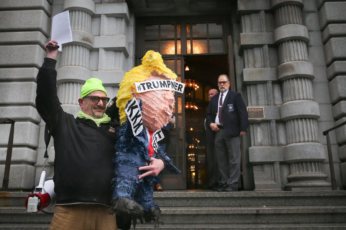 Trumpi-vastane meeleavaldaja hoiab San Francisco apellatsioonikohtu hoone ees värske kohtuotsuse väljatrükki.