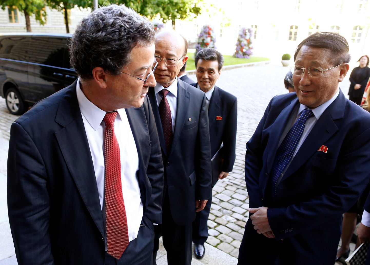 Šveitsi välisasjade sekretär Yves Rossier (V) ja lahkunud Kang Sok-Ju (P)