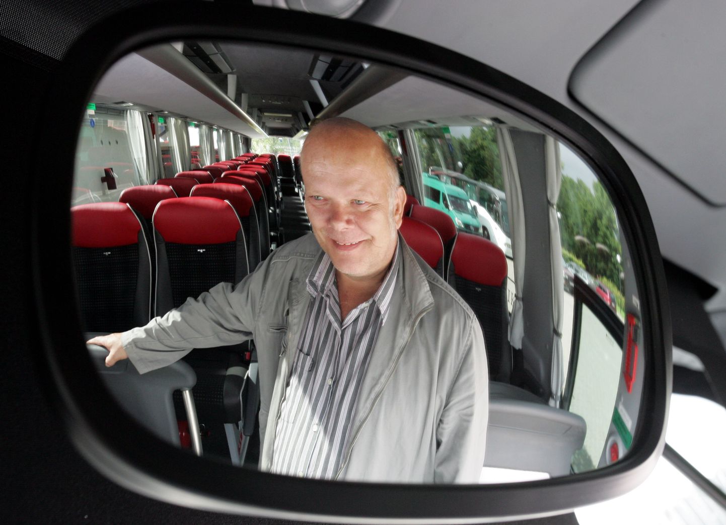 Bussi tahavaatepeeglist avanev pilt saadab bussijuht Tõnu Tammjärve sageli. Aeg-ajalt on mõnus ka ise pilk peeglisse heita ja tõdeda, et väärt bussijuhita ratastel teater poleks õige asi.