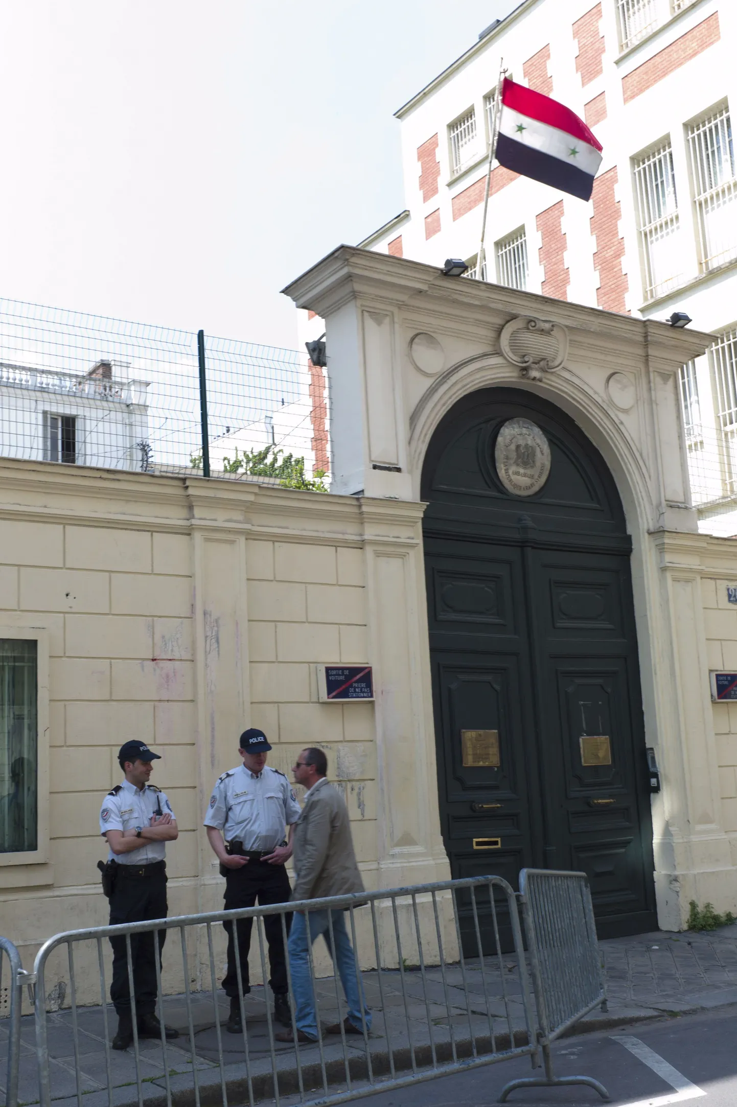 Prantsuse politseinikud Pariisis Süüria saatkonna ees.