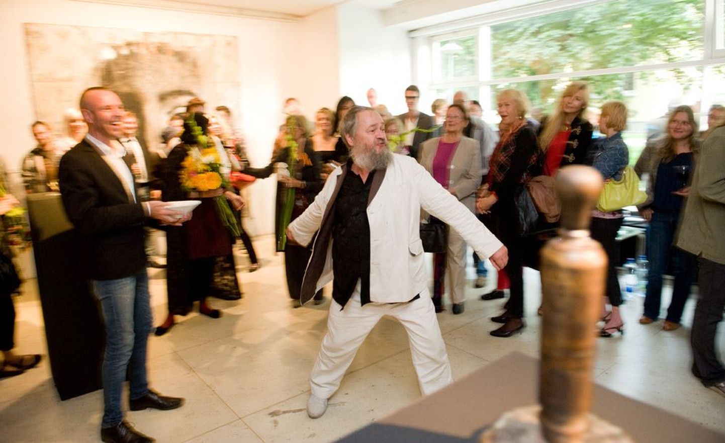 Näituse «Piirilinn: Tallinn-Lissabon» avamine Tallinna Kunstihoone galeriis. Pildil tollane juhataja Harry Liivrand ja kunstnik Leonhard Lapin.