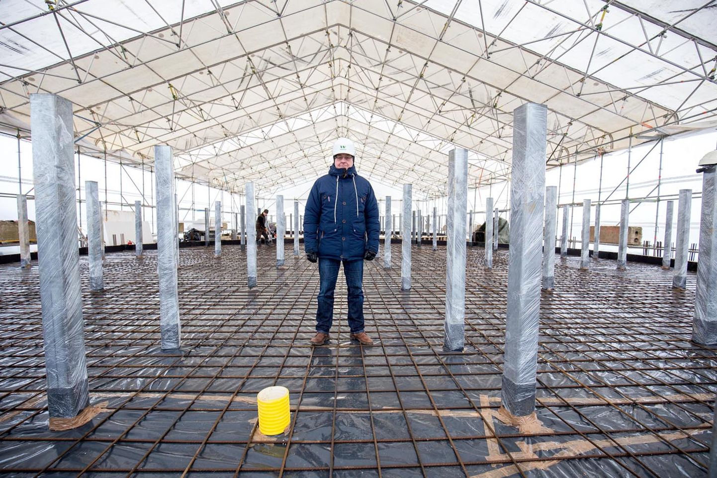 OÜ Farm In Productions juhatuse liige Urmas Pallon seisab ajutiselt püstitatud tuhanderuutmeetrises kilehoones, kus käib kahe 2500tonnise punkri ehitus.