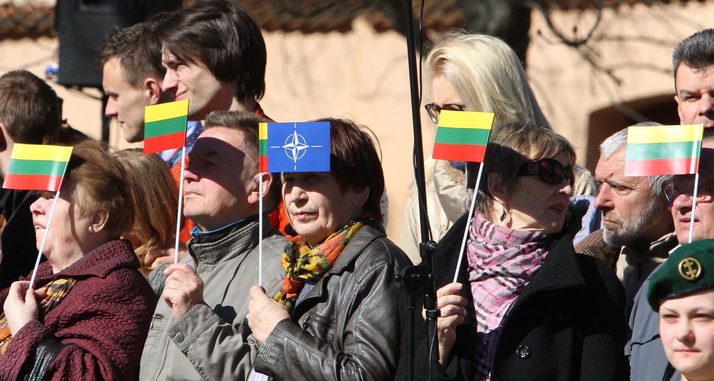 Leedukad tähistasid täna Vilniuses riigi NATOga liitumise kümnendat aastapäeva.
